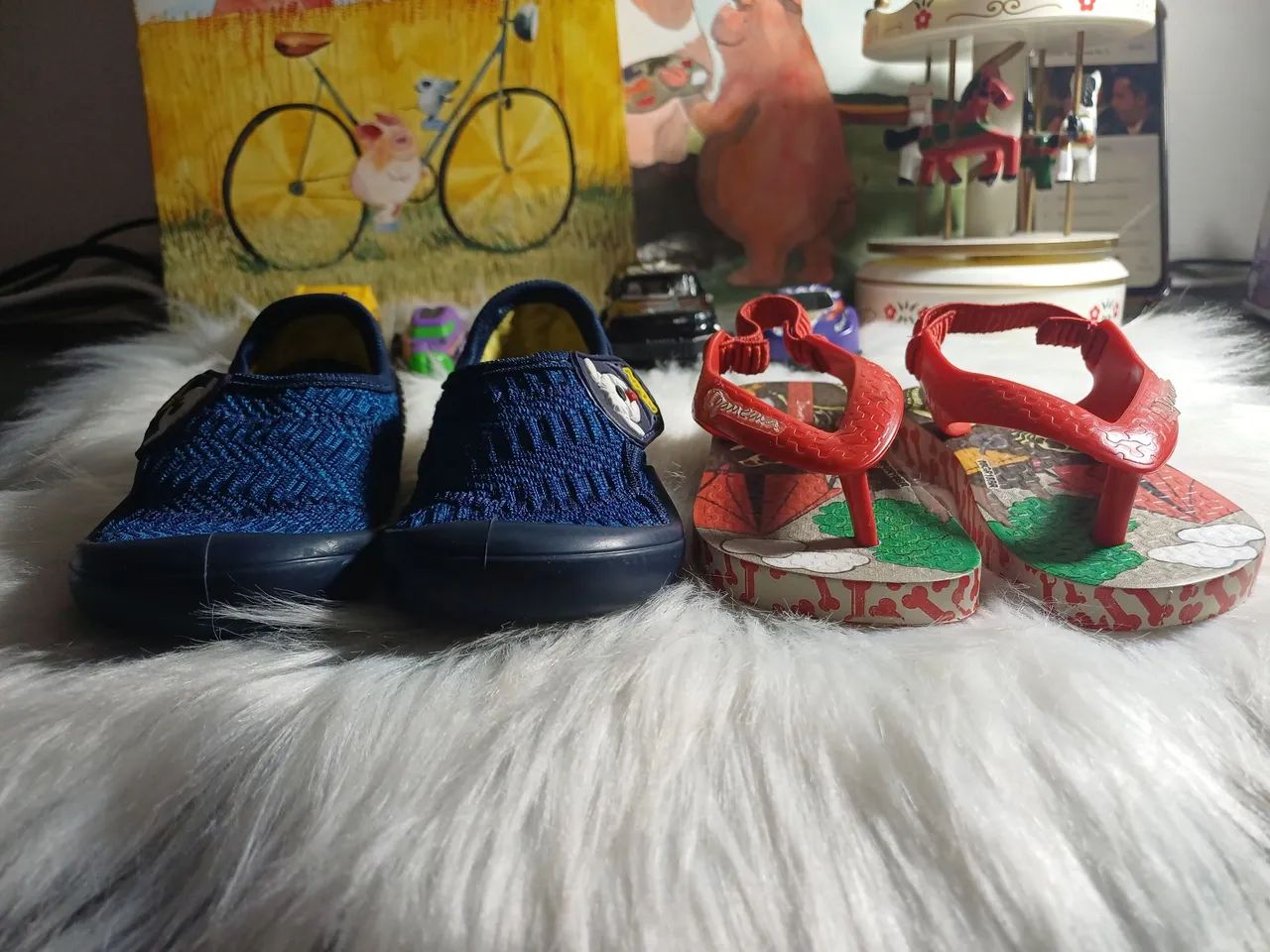 1 sapato de Bebê Klin (semi-novo)+ 1 chinelo Ipanema (Novo)de Dinossauro vermelho