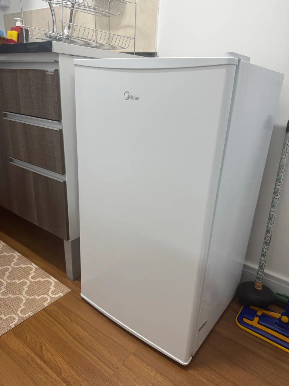 Frigobar Midea 93 litros
