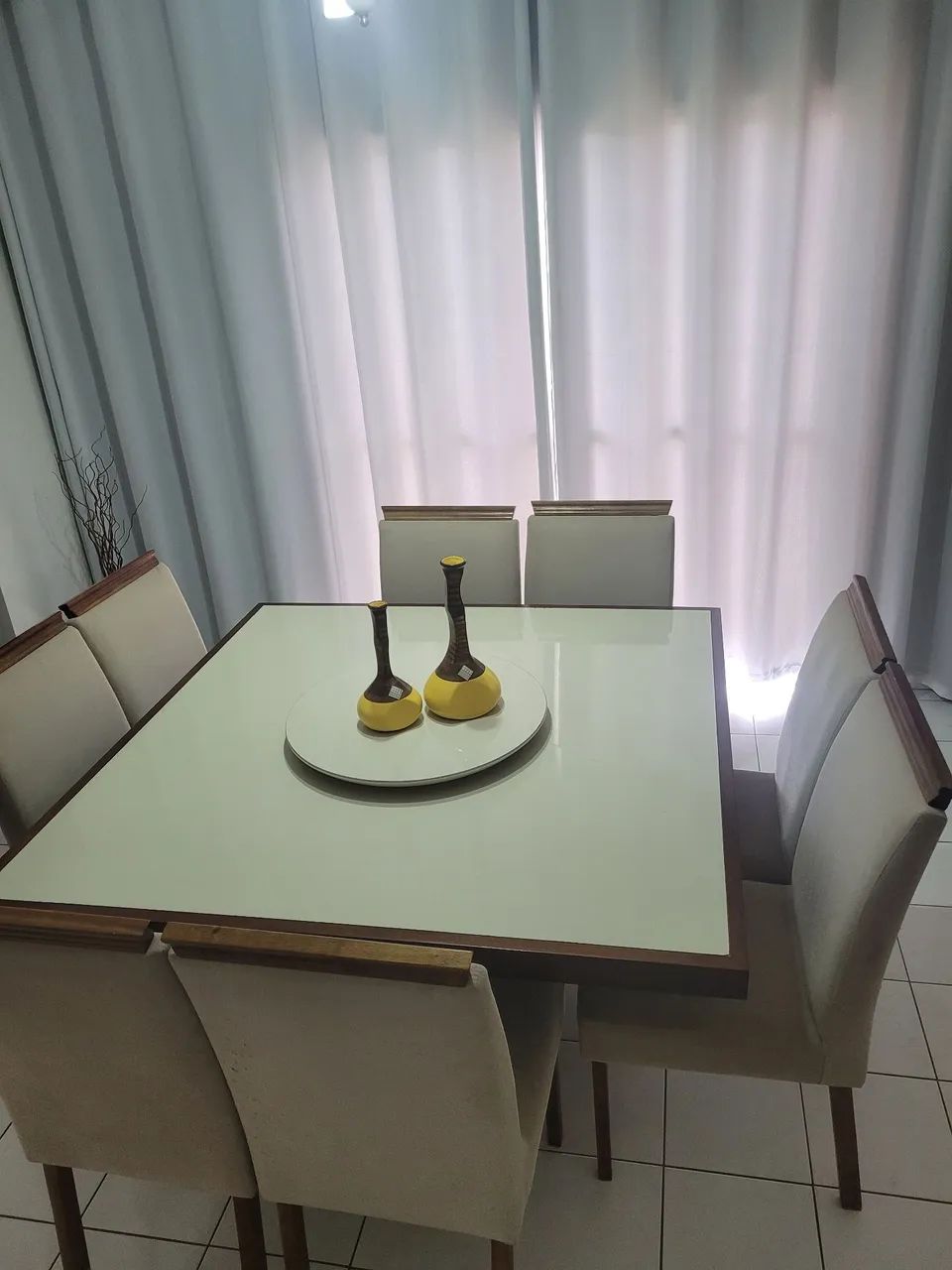Vendo mesa de jantar com 8 cadeiras - Foto 2