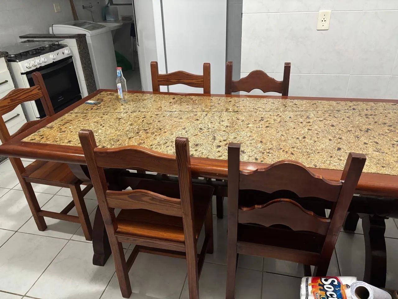 Mesa de granito e madeira maciça 