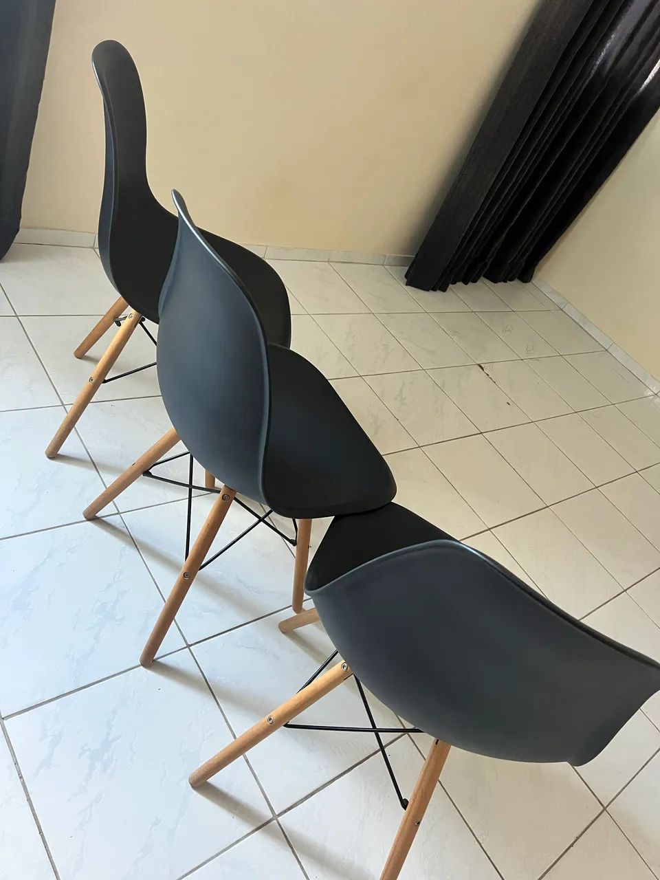 3 Cadeiras eames sem avarias, 220,00 pra vender logo  - Foto 2