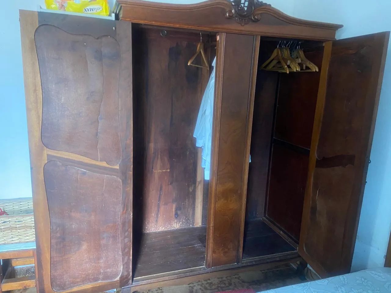 Guarda roupa madeira antigo - Foto 2