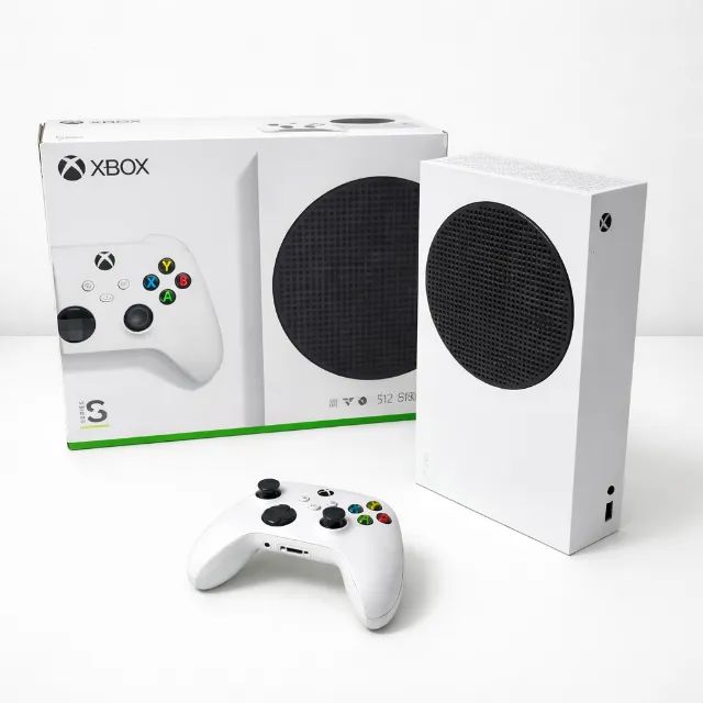 Xbox Series S com caixa e controle