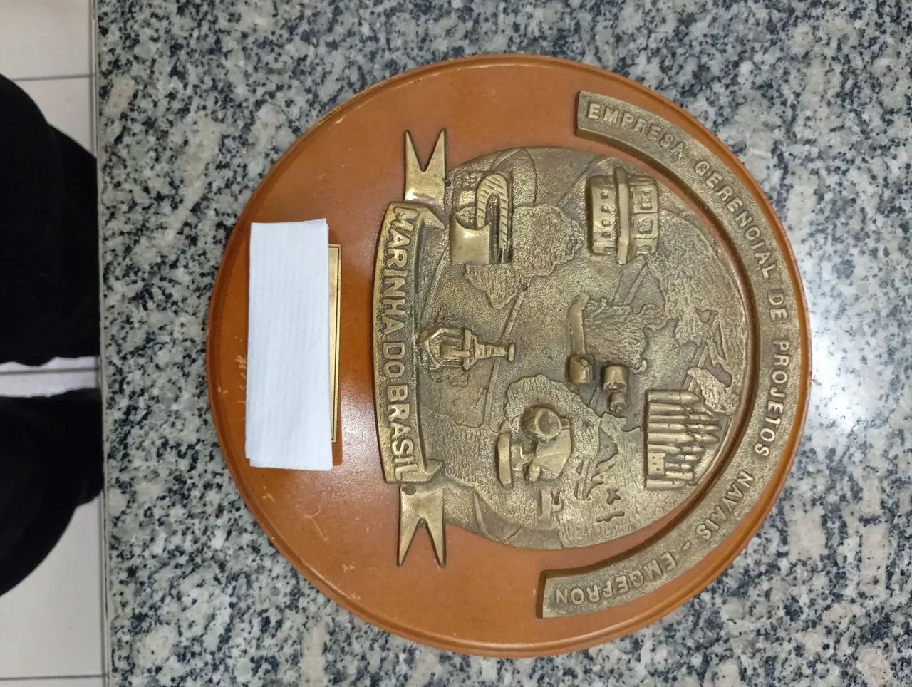 Placa de homenagem ou comemorativa