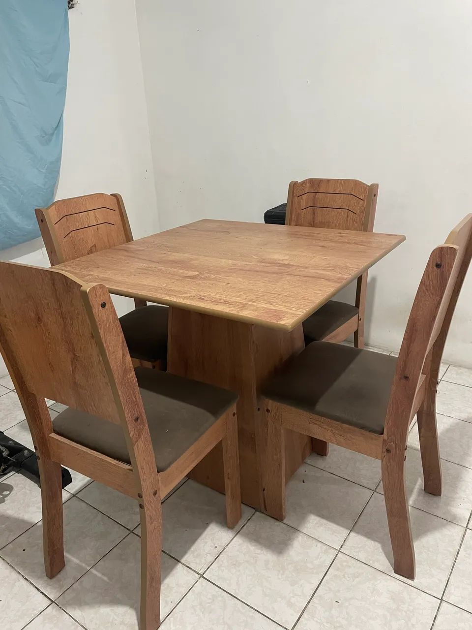 Mesa madeira 4 cadeiras 