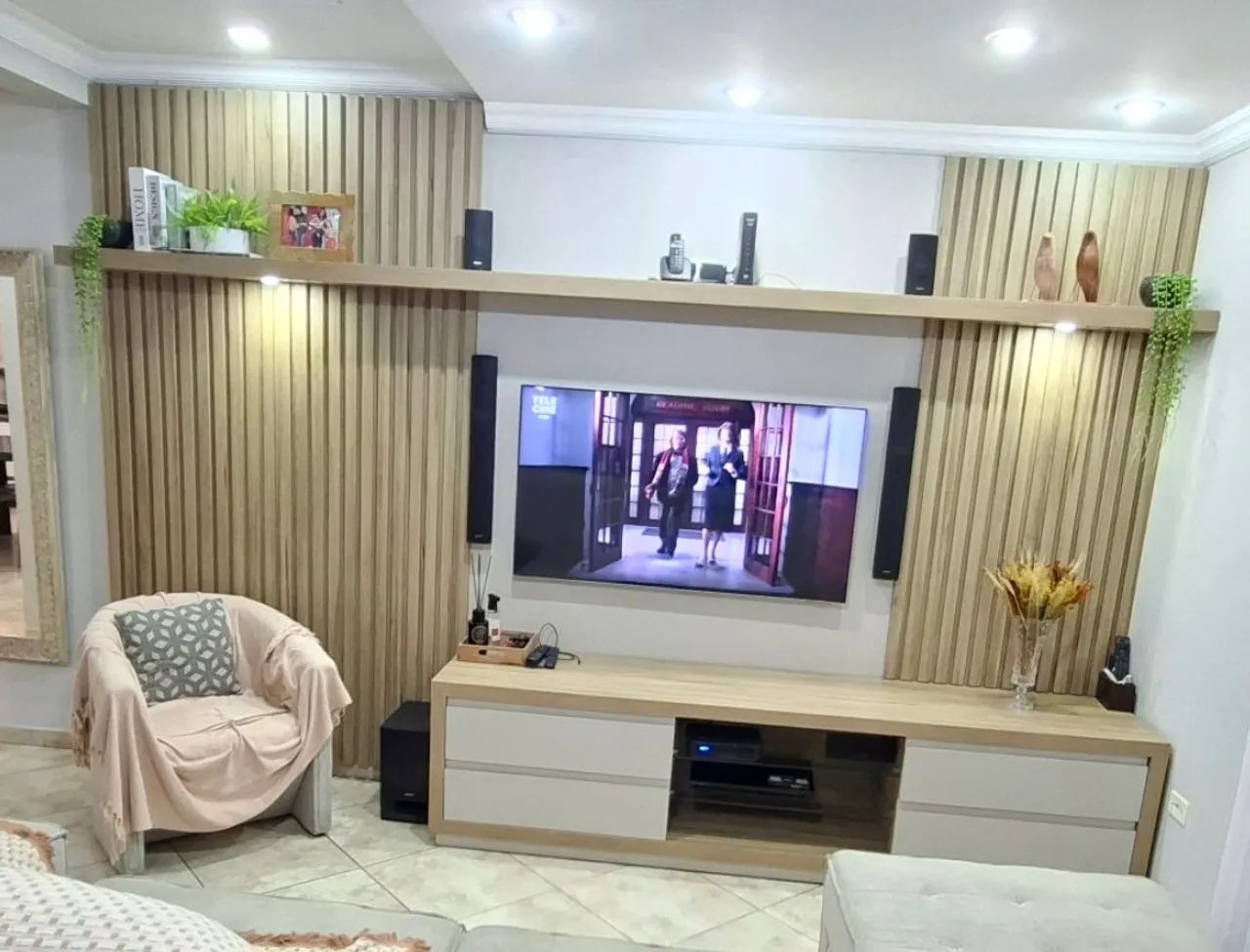Rack e painel ripado em MDF