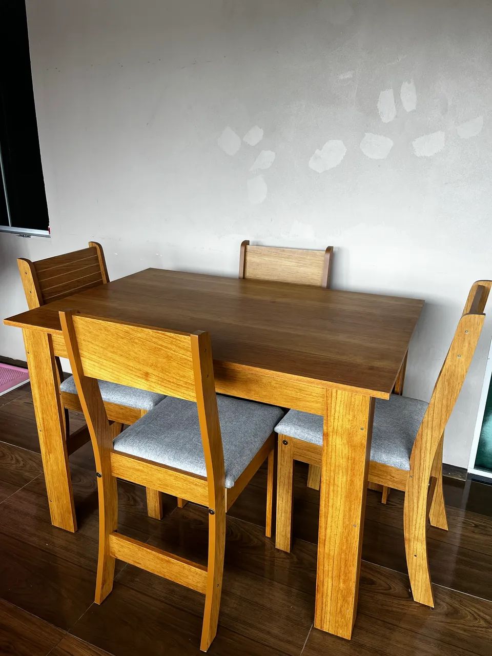 Vendo Mesa de Cozinha com 4 cadeiras