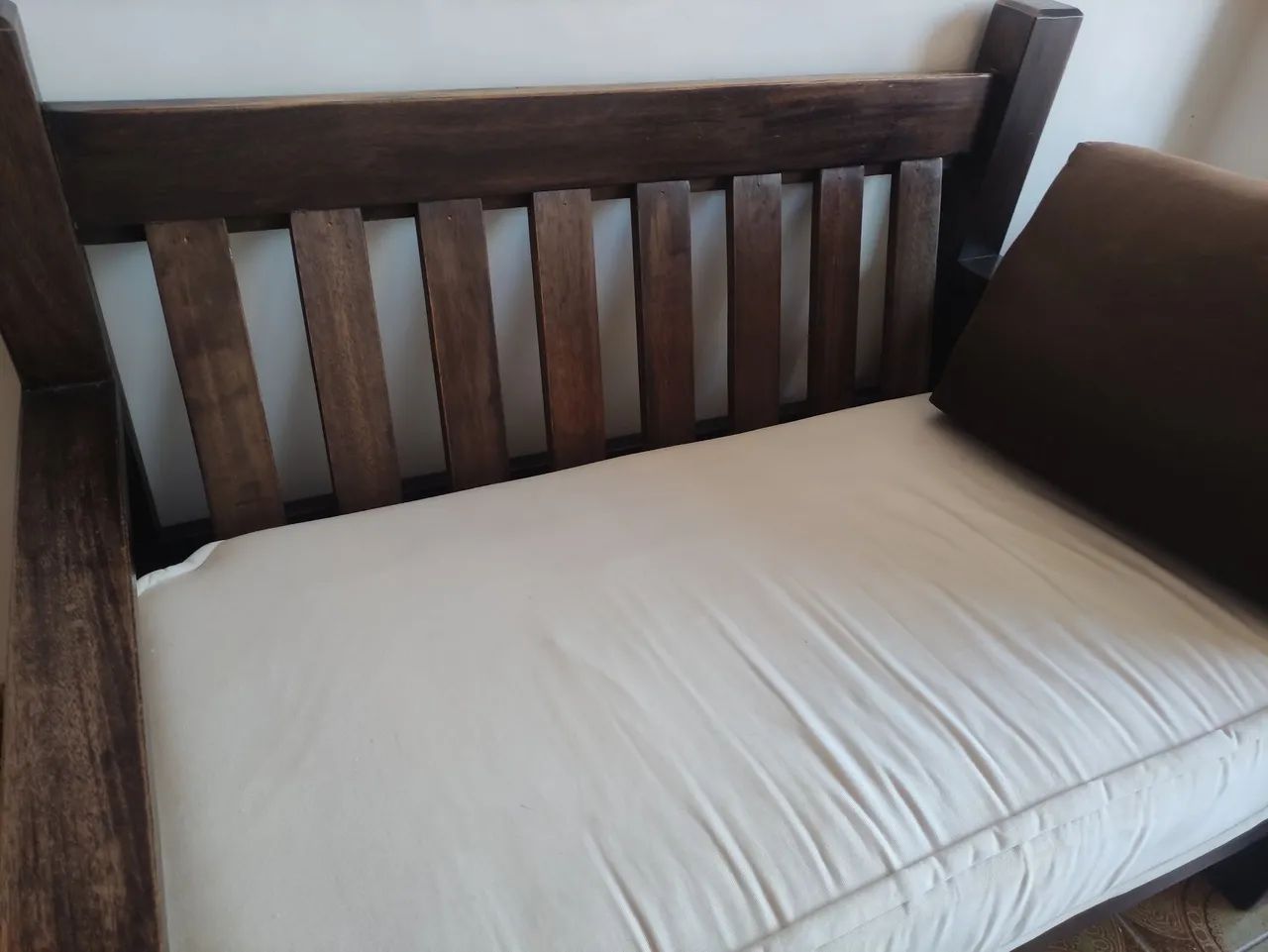 Sofá de 2 e 3 lugares em madeira - Foto 3