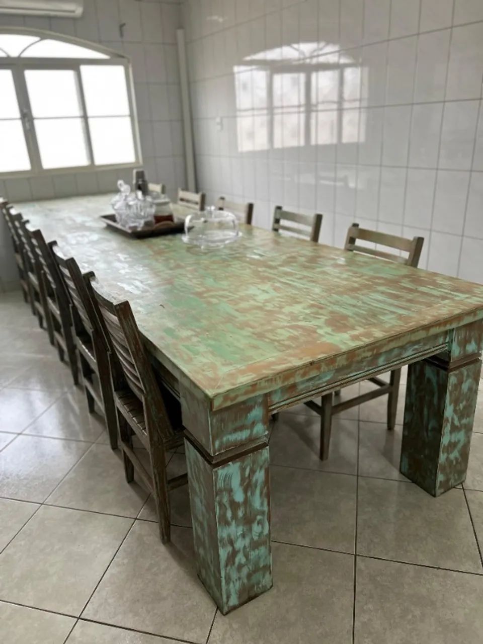 Mesa rústica com 10 cadeiras