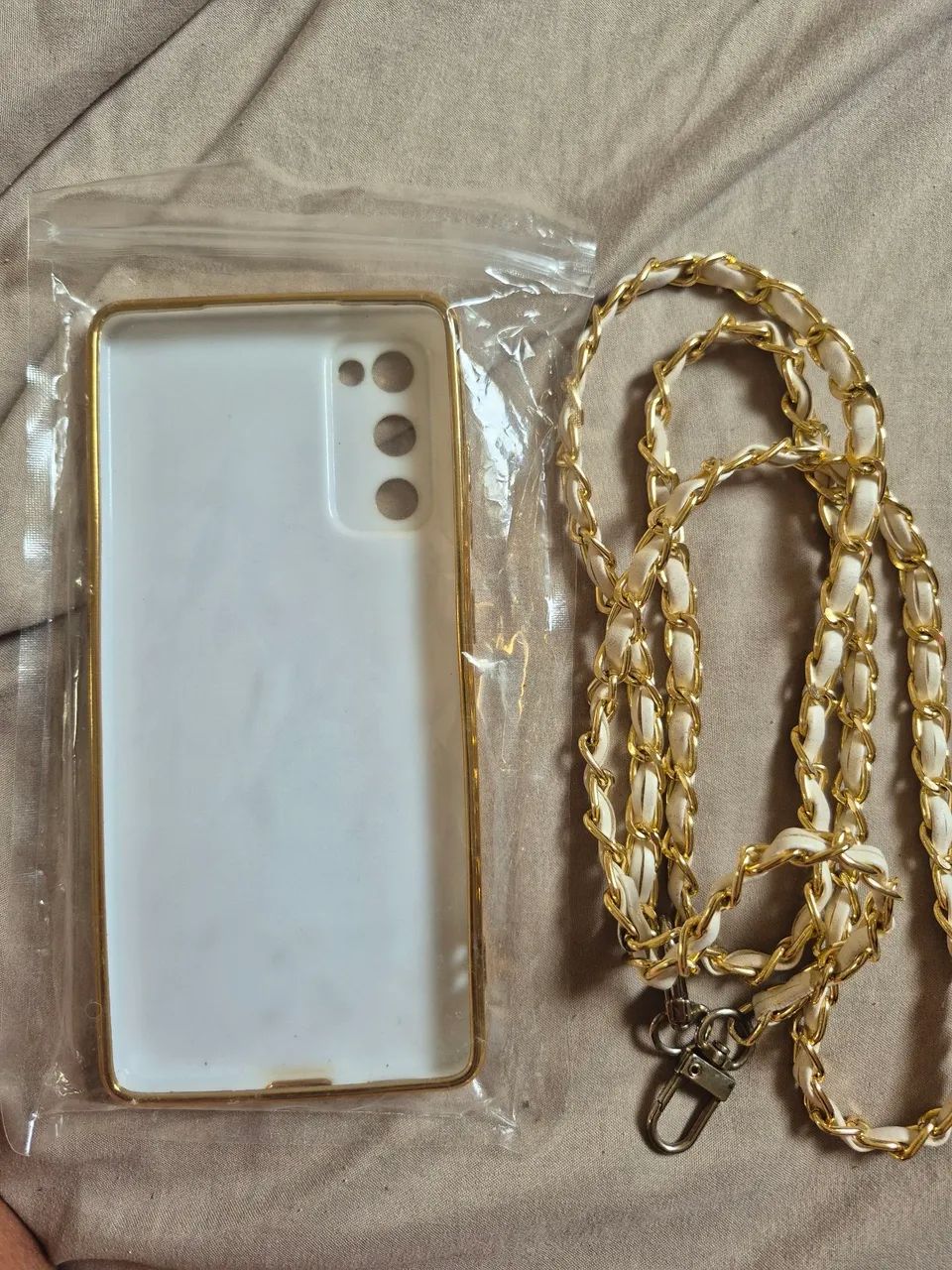 Capa Case Galaxy S20 FE (4G e 5G) Branca Dourada com Alça Corrente 
