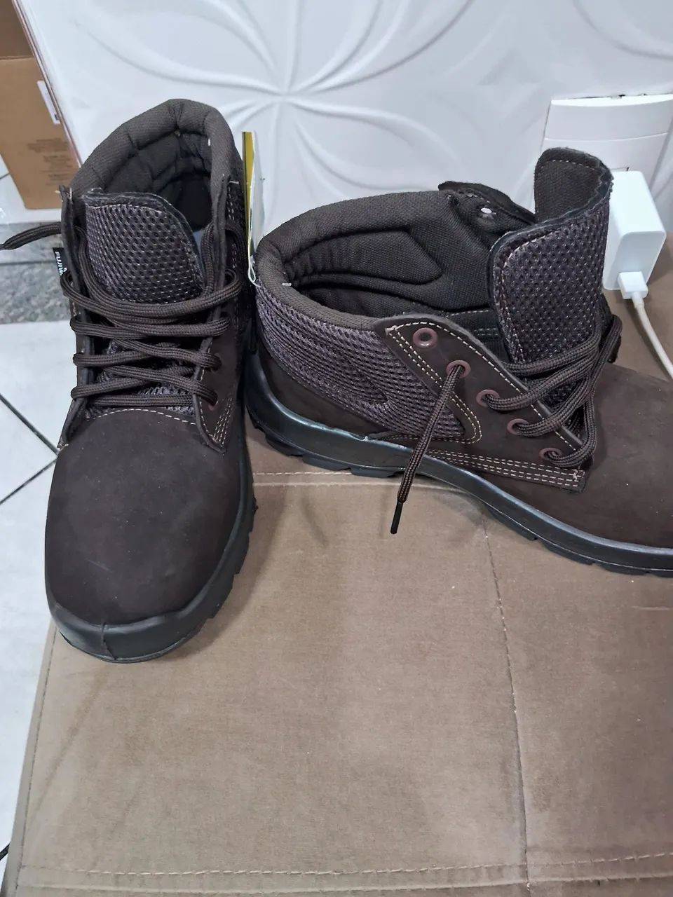 Botas para trabalho. Nunca usada.n.38..  cor marrom. - Foto 5