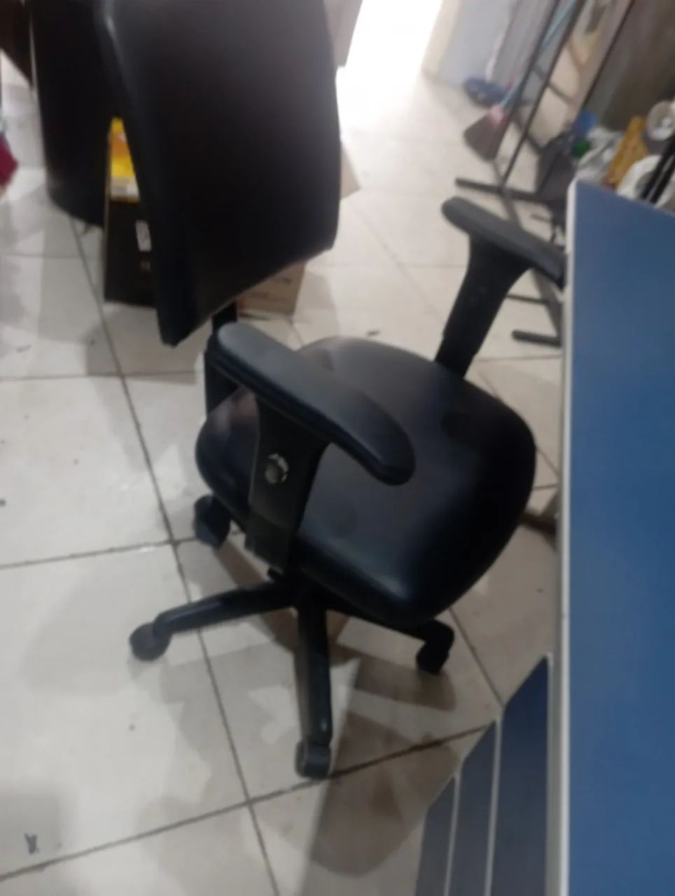 (Cód 061) Mesa de Escritório e uma excelente cadeira de couro  - Foto 2