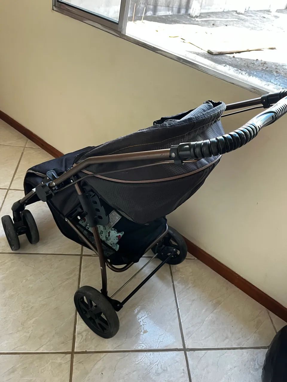 Carrinho de bebê galzerano preto reversível  - Foto 2