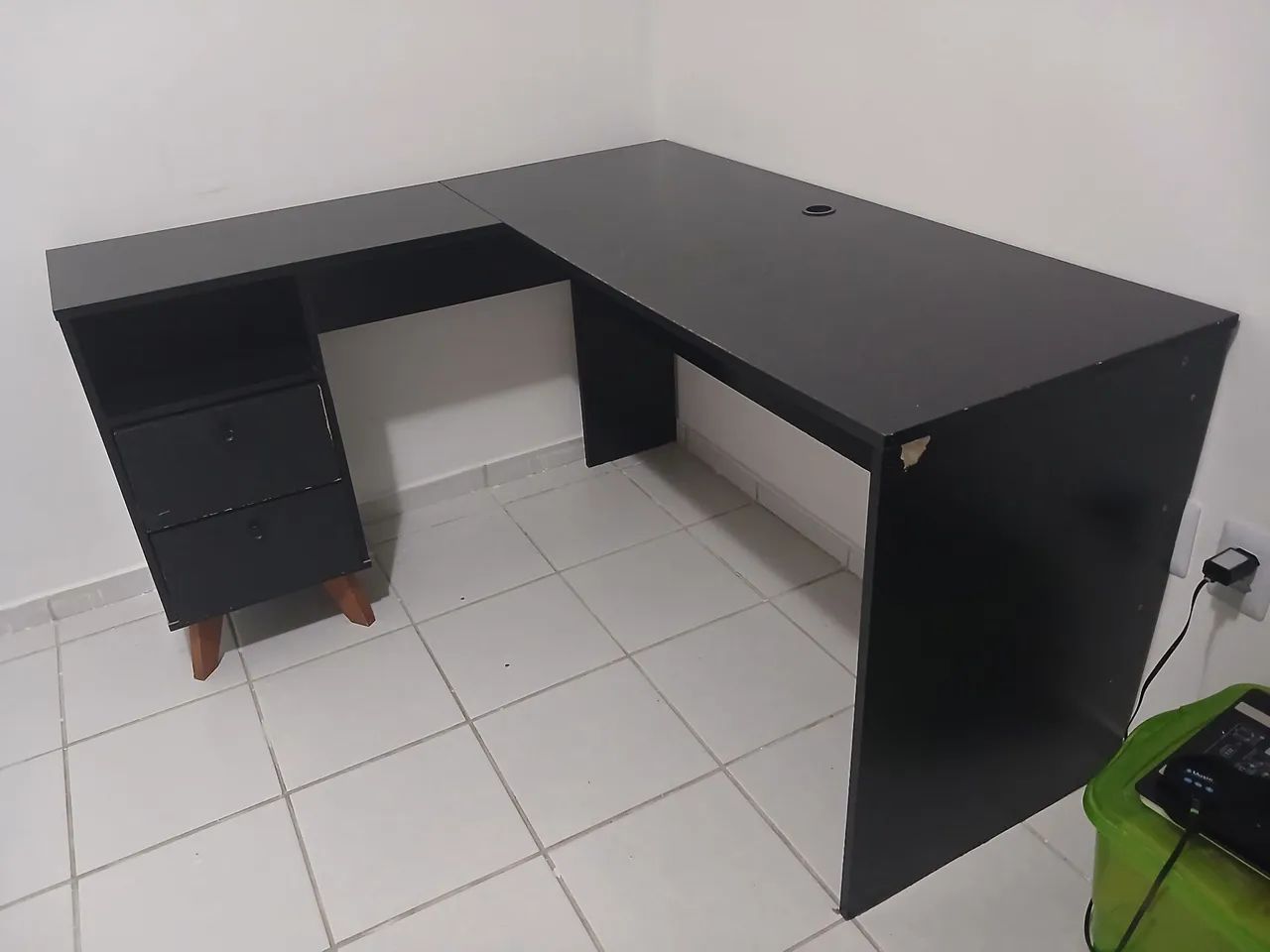Escrivaninha em L, na cor preta 