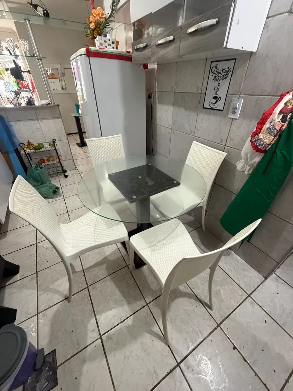 Mesa redonda de vidro, base granito com cadeiras  - Foto 4
