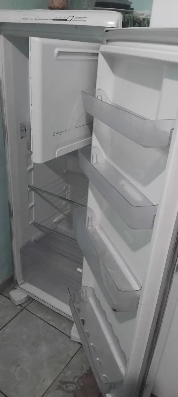 Vendo uma geladeira Electrolux.  Boa pra uso . Funcionando tudo ok  - Foto 2