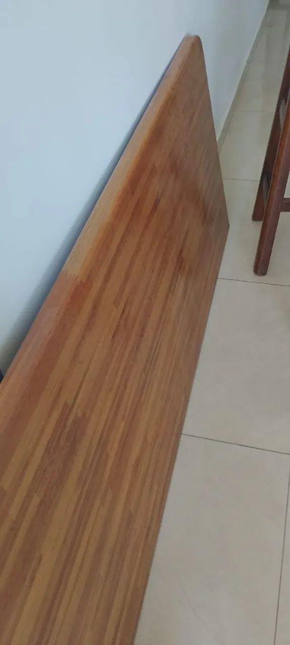 Bancada e  3 banquetes de madeira maciça. 1,40cm de comprimento e 0,60cm de largura - Foto 3
