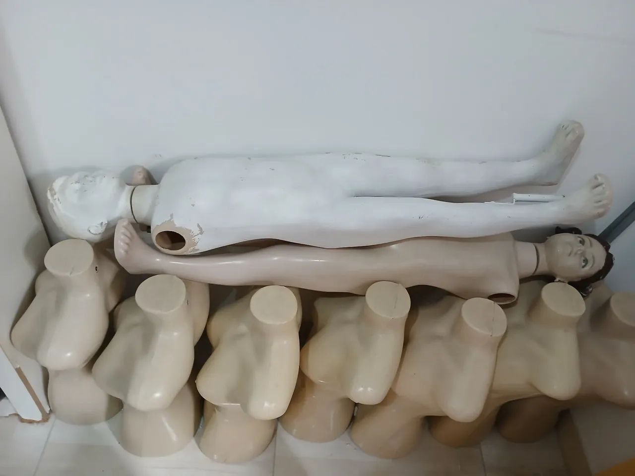 Vendo um trocado, e boneco para loja de roupas e um expositors - Foto 3