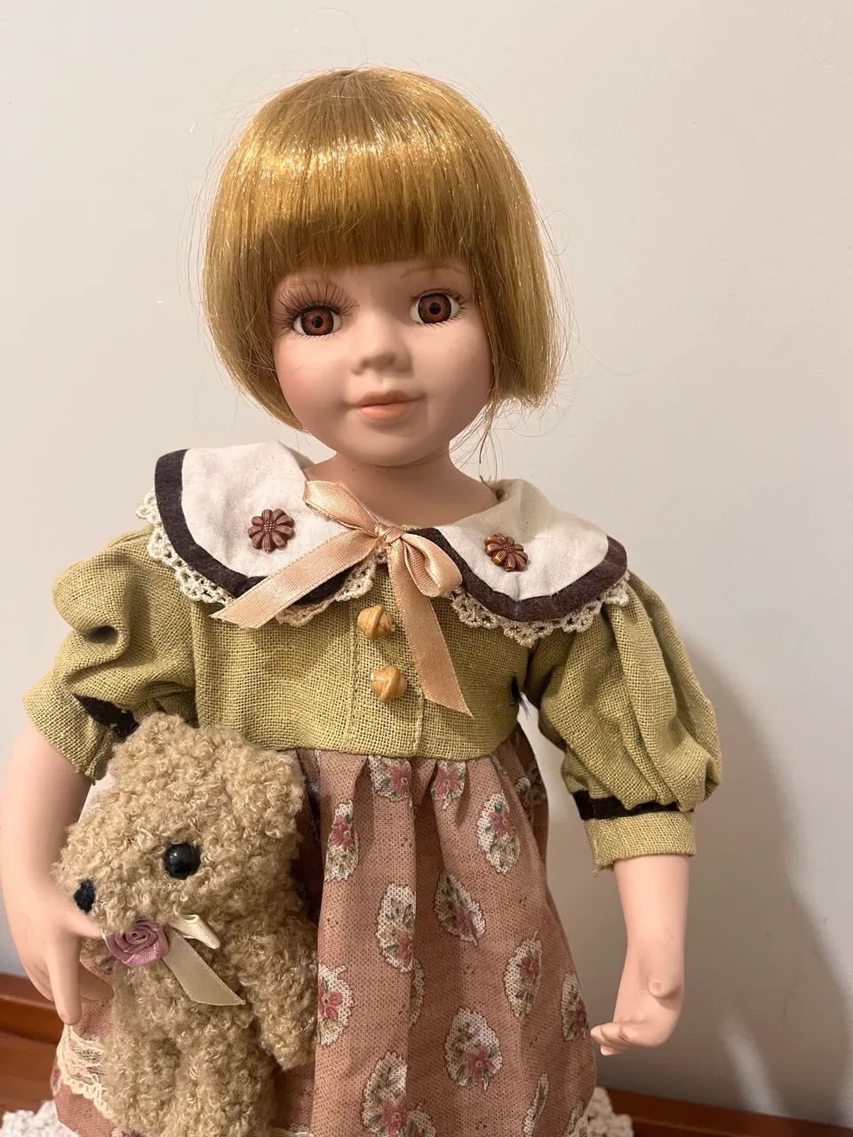 Boneca porcelana 45cm com mascote na mão  - Foto 4