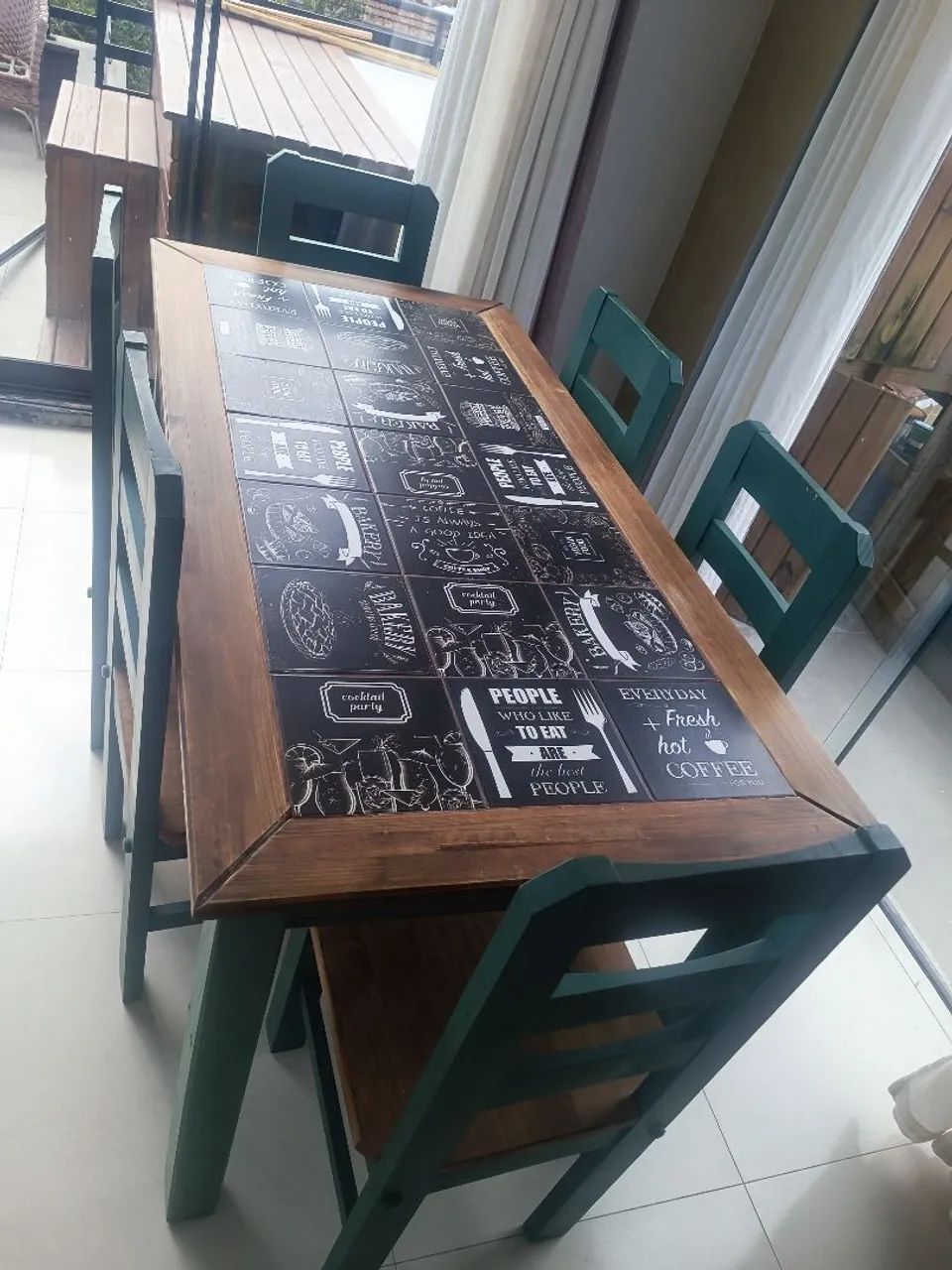 Mesa de madeira maciça com 6 cadeiras 
