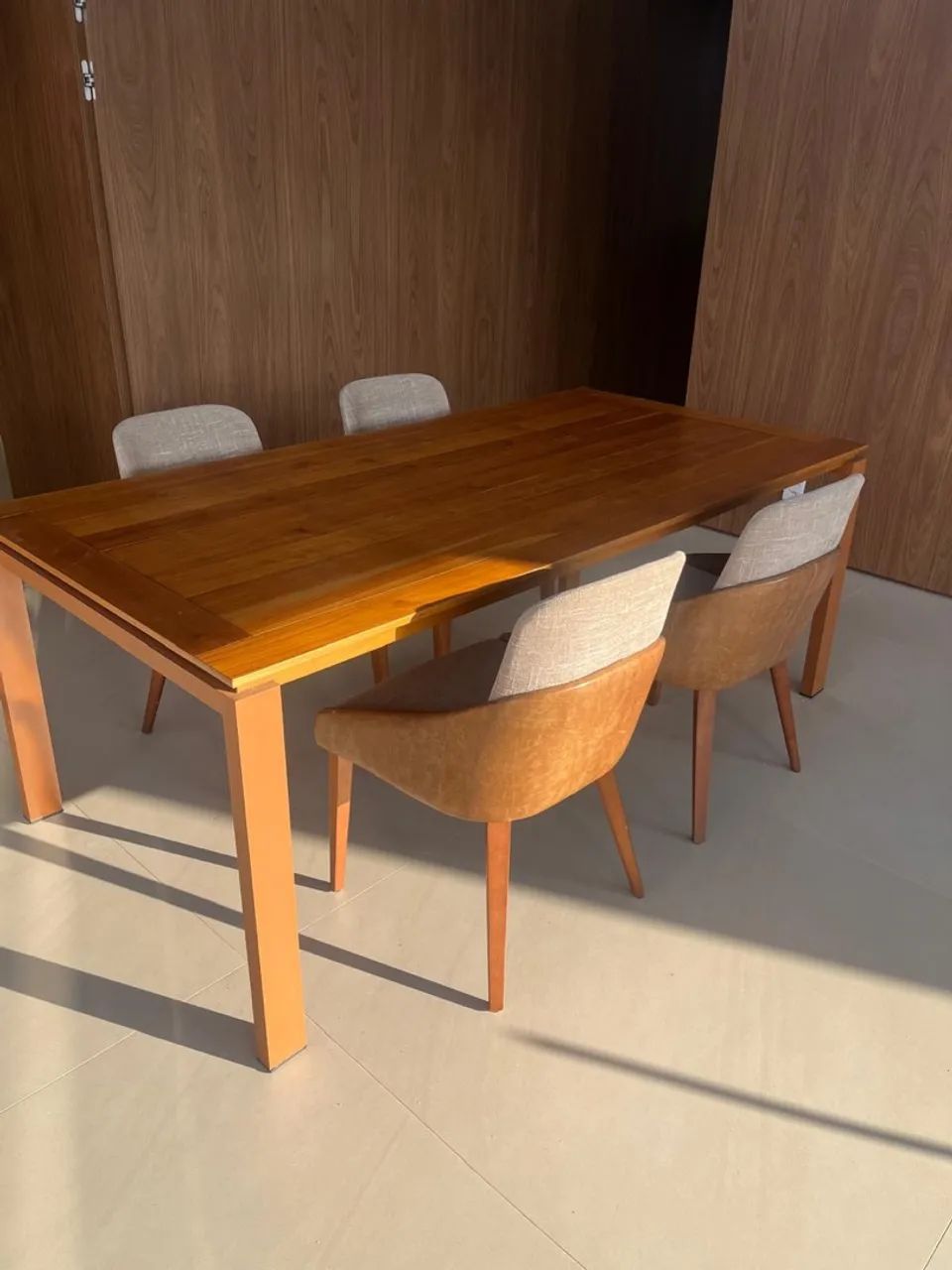 Mega promoção Mesa de luxo de madeira com 4 cadeiras da marca Sier 