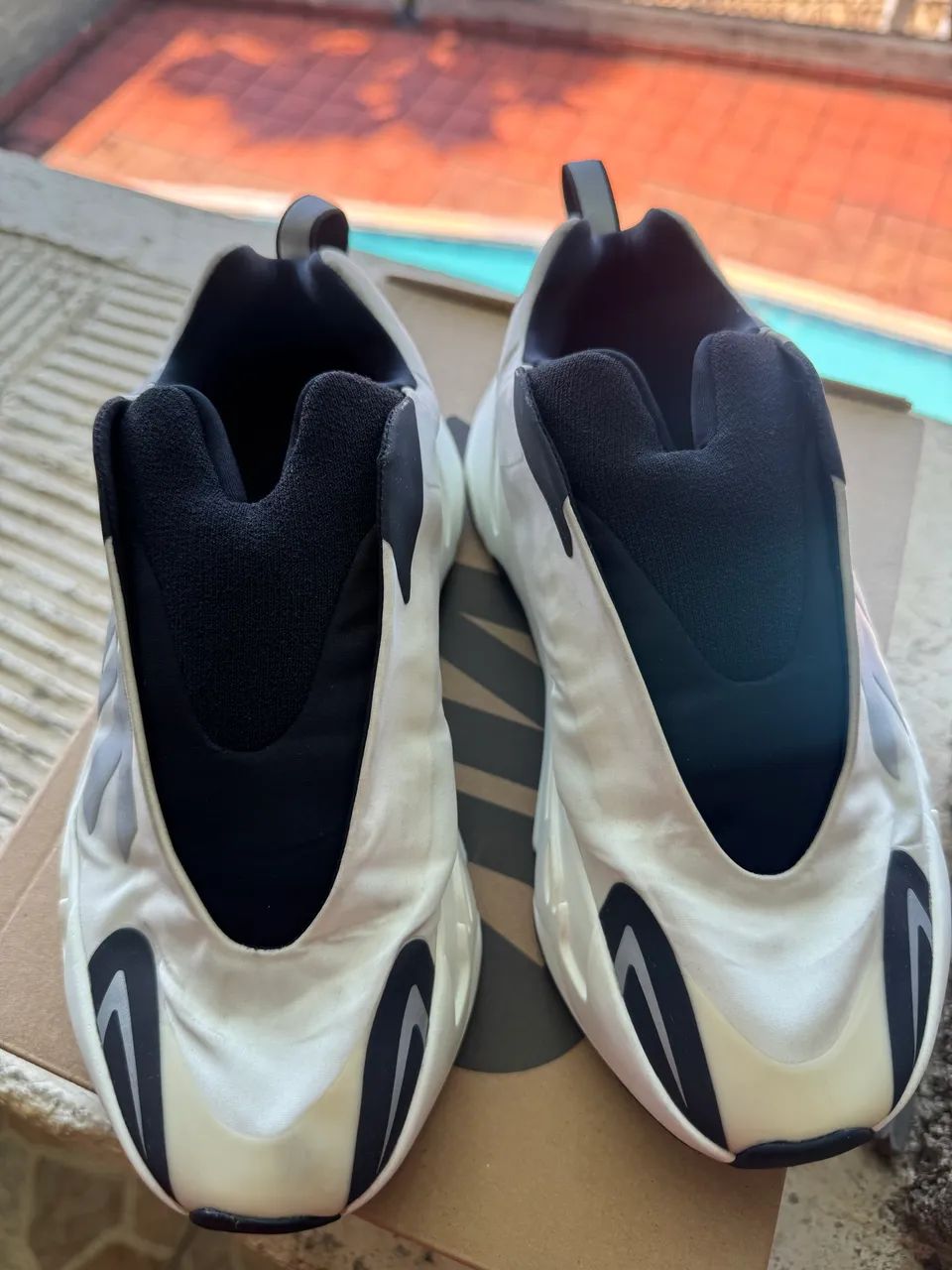 Yeezy Boost 700 MNVN Laceless Analog - 35  - Foto 3