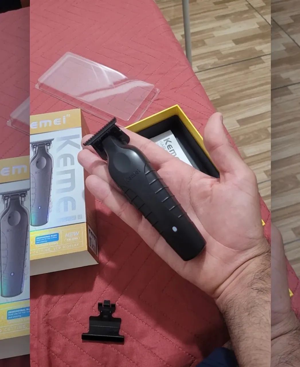 Máquina De Acabamento Corta Cabelo Profissional Kemei 2299 P Preto 127/220v - Foto 5