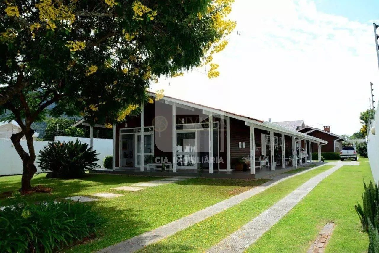 Amplo terreno com 1500 m2, com 2 casas na Lagoa
