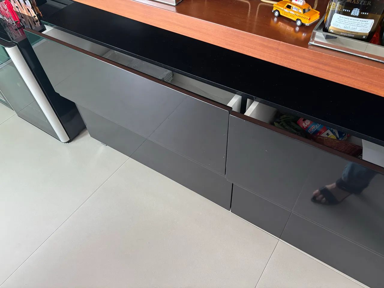 Buffet em Laca Preta com 4 Gavetões  - Foto 3