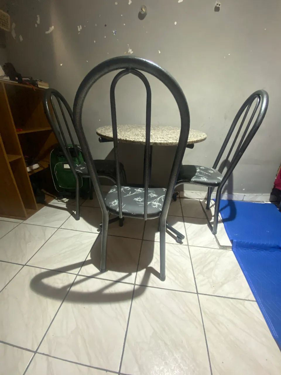 Mesa de mármore com 3 cadeiras  - Foto 3