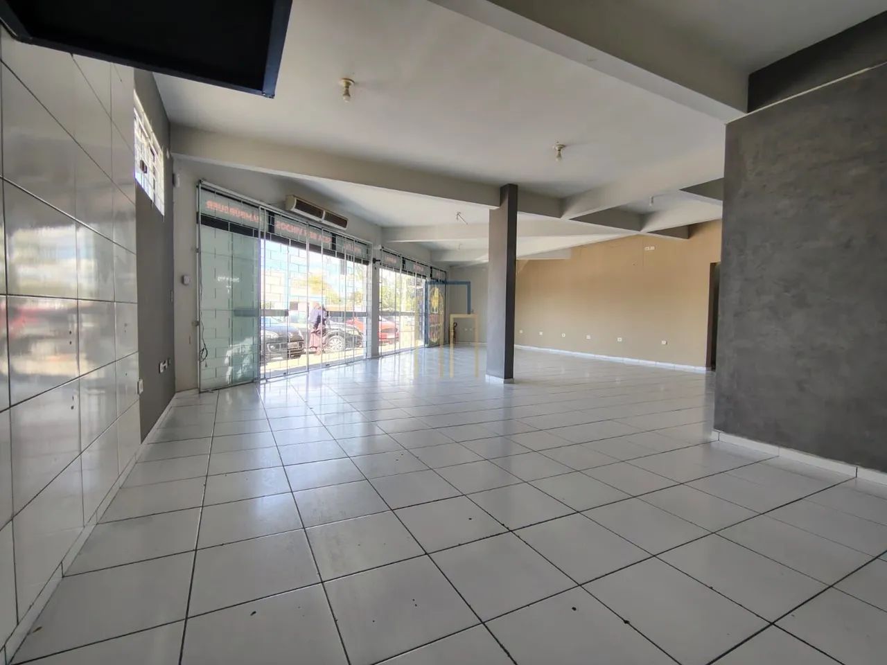 Sala comercial de esquina para locação com 90 m² no bairro Praça