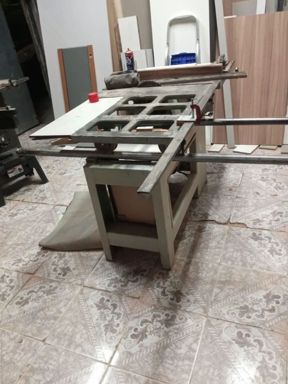 Mesa de corte com serra marcenaria 