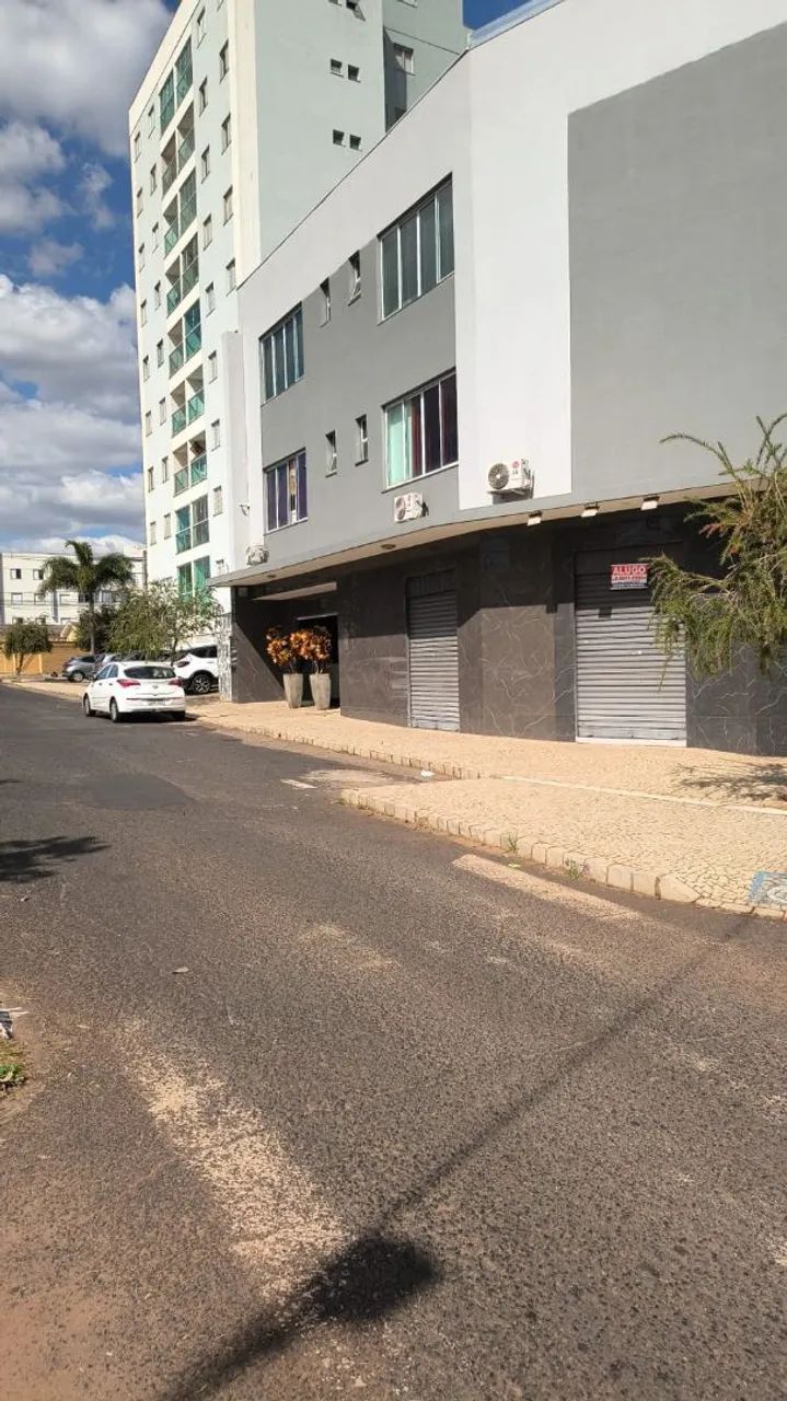 Sala 58m2. Alugo no bairro Tibery.Rua Suíça, 20. As 2 portas de aço fazem parte da loja