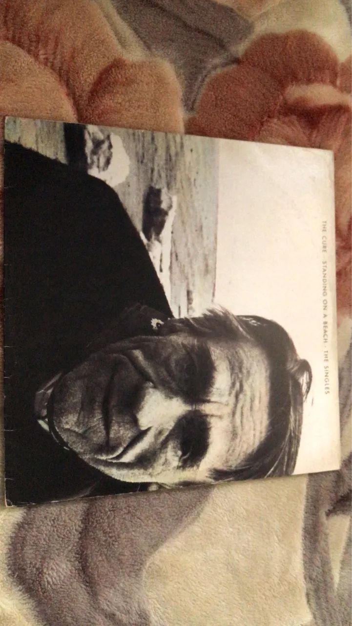 LP vinil  The Cure.    STANDING ON A SEACH  THE SINGLES 