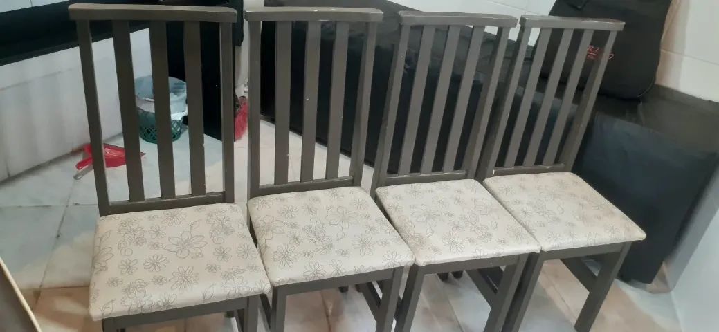 Conjunto com 4 cadeiras estofadas ? R$ 200,00