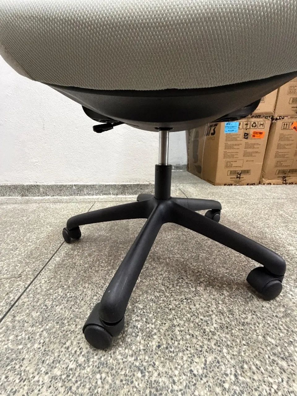 Cadeira Astra Cinza e Preta Elements - Foto 5