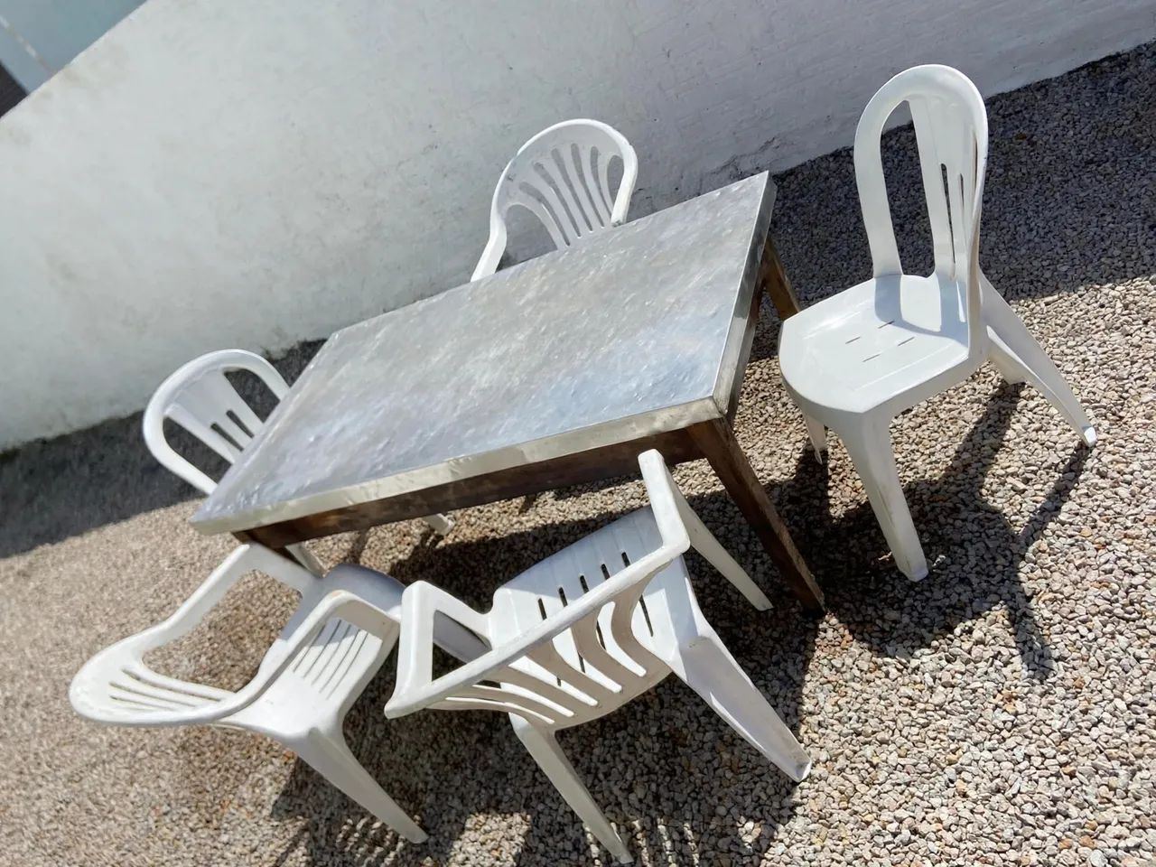 Mesa com tampo inox(bancada), e 5 cadeiras de PVC(bancos,assento)!!! - Foto 2
