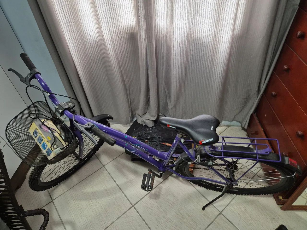 Bicicleta Ciça - Cor Roxa, com descanso e cesto  - Foto 2