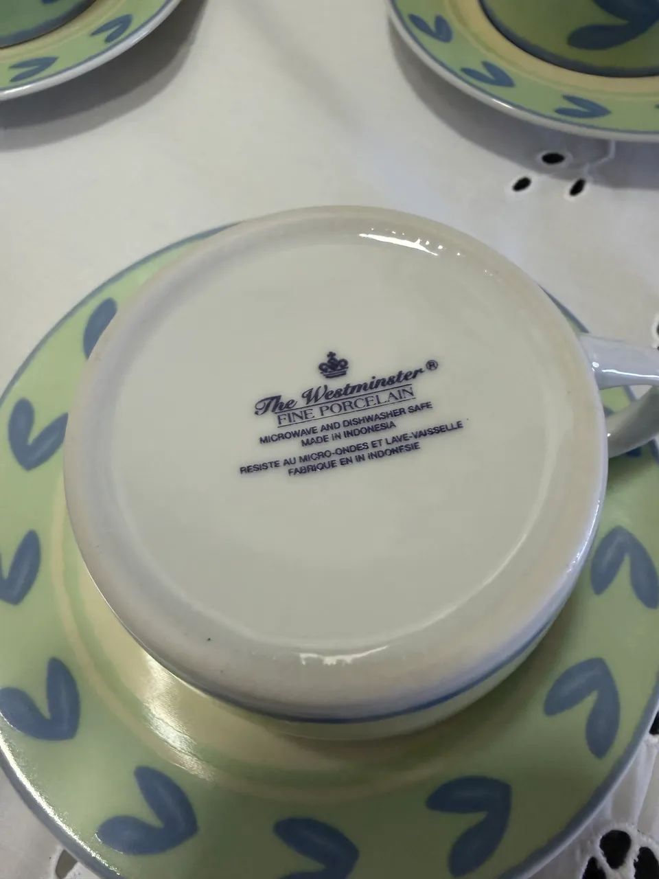 Jogo de 11 xícaras de porcelana com pires + 1 xícara extra sem pires - Foto 2