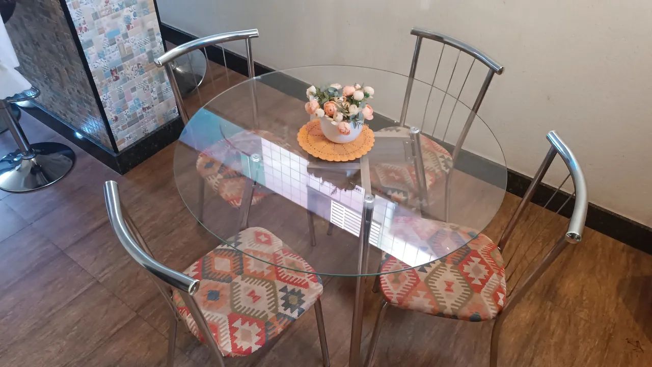 MESA COM TAMPA DE VIDRO E QUATRO CADEIRAS 
