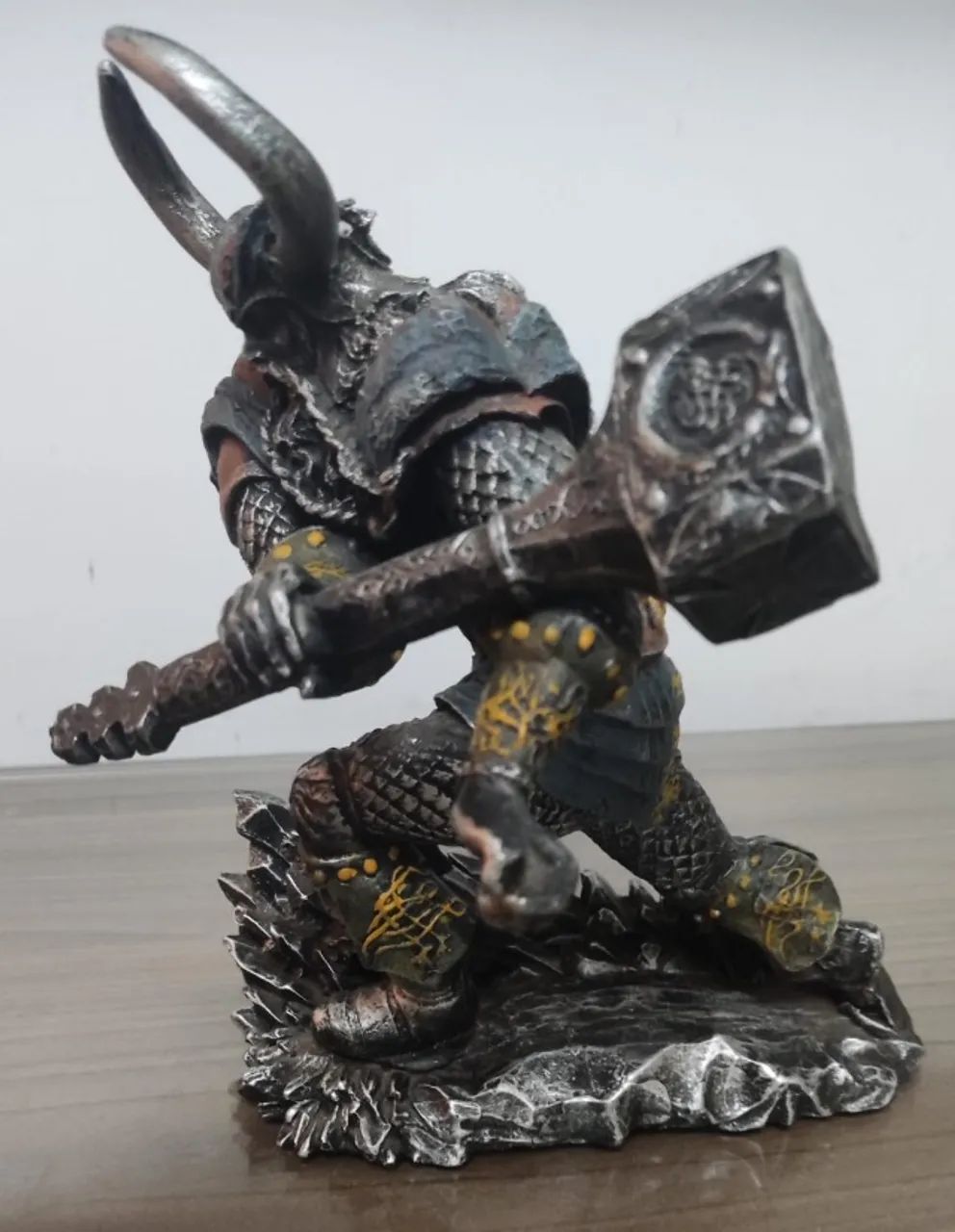Estatua Asgard God Of Thunder Thor Wielding Mjolnir Hammer  - Foto 3