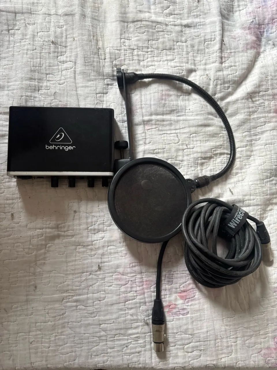Interface de Áudio Behringer UMC22 + Cabo XLR e Pop Filter  - Foto 2