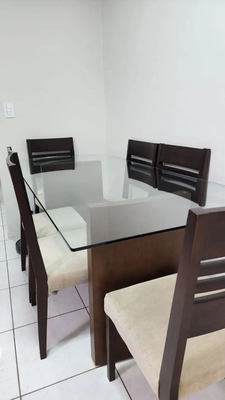 Vende-se mesa com 6 cadeiras. Oportunidades!