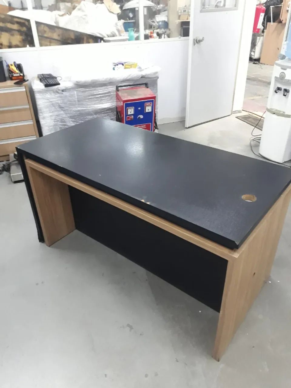 Mesa Retangular de Escritório Preta com Passa-fios - Foto 4