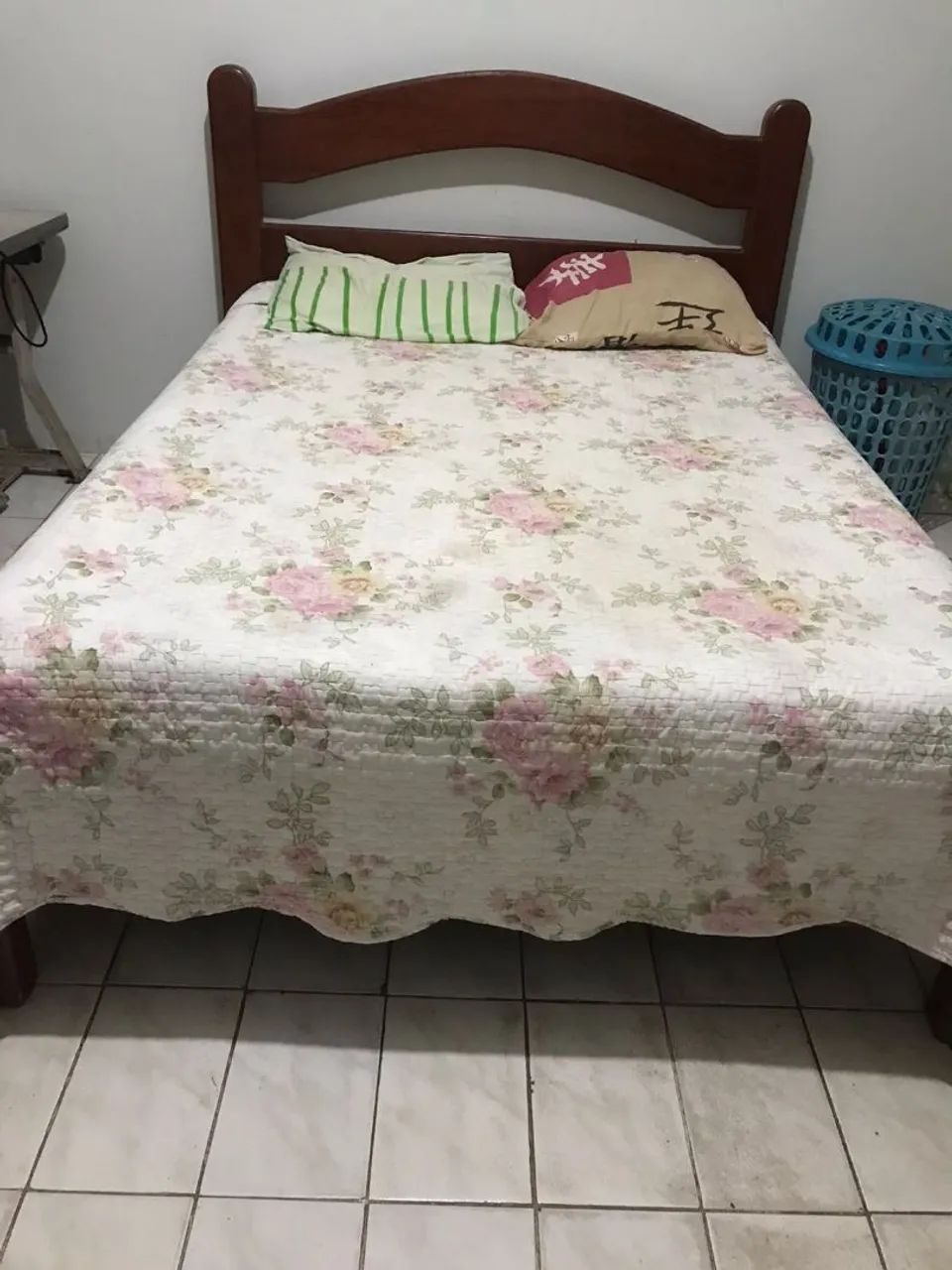 Cama de madeira nobre 