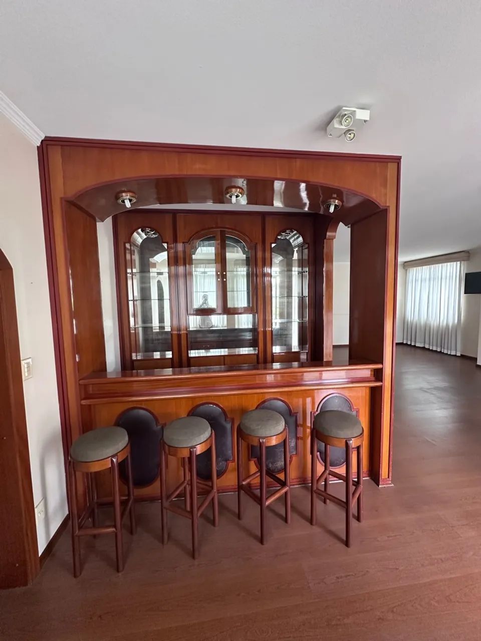 Móvel de bar em madeira