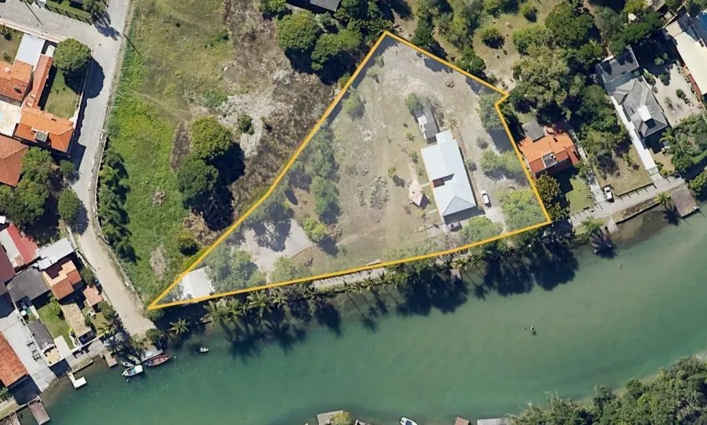 ÁREA DE 4885 M² DE FRENTE AO CANAL DA BARRA DA LAGOA