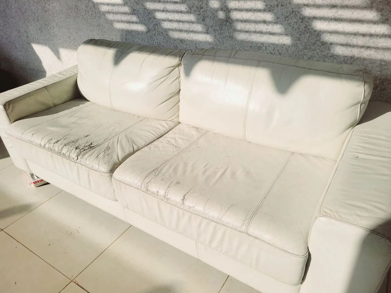 Sofá 2 lugares branco - espaçoso - preço de desapego - Foto 4