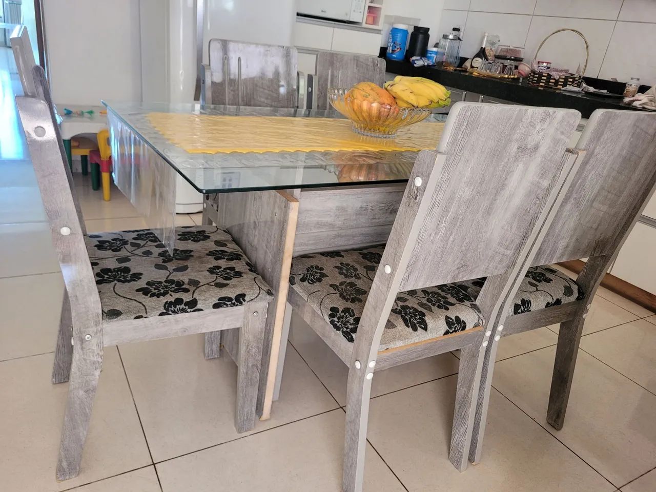 Mesa com 6 cadeiras