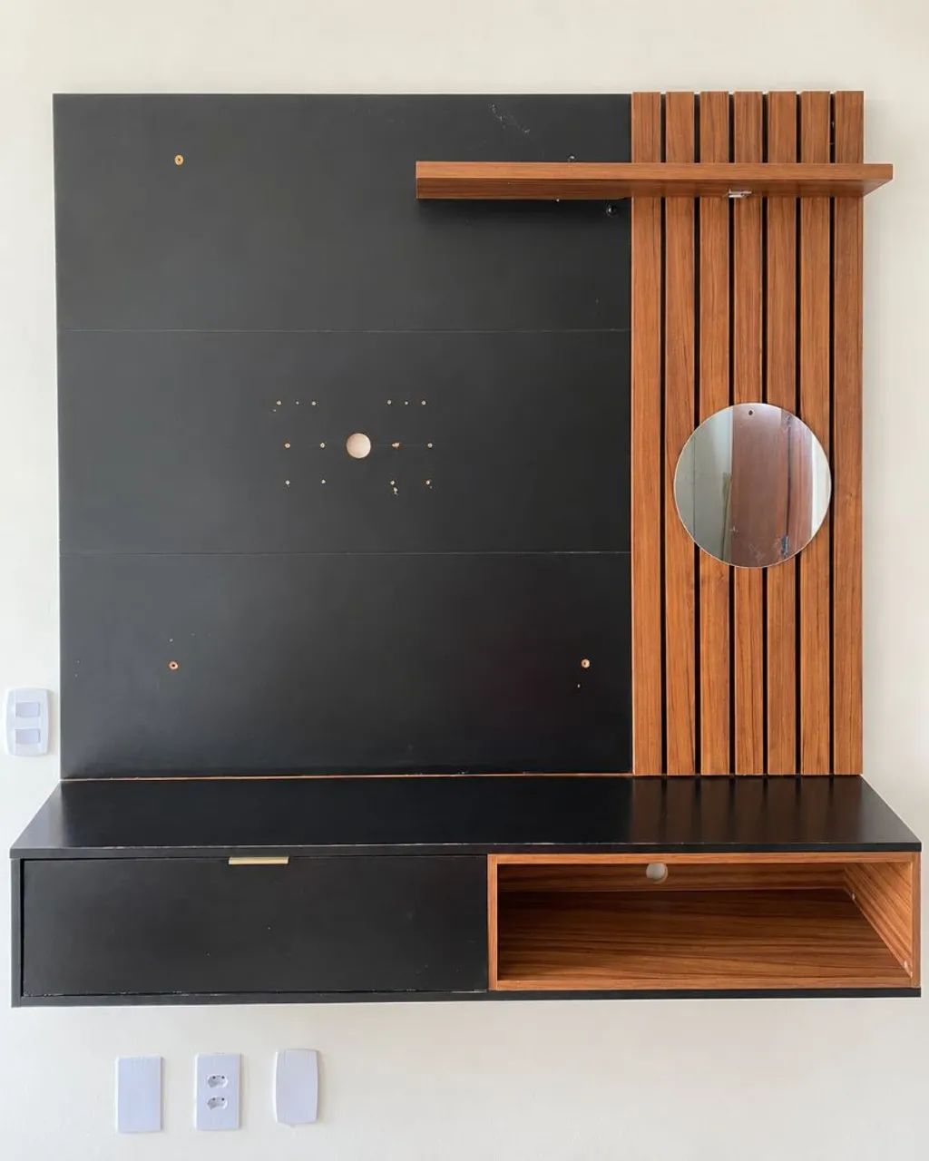 Painel para TV de até 55 polegadas com rack suspenso, ripado e iluminação - Foto 2